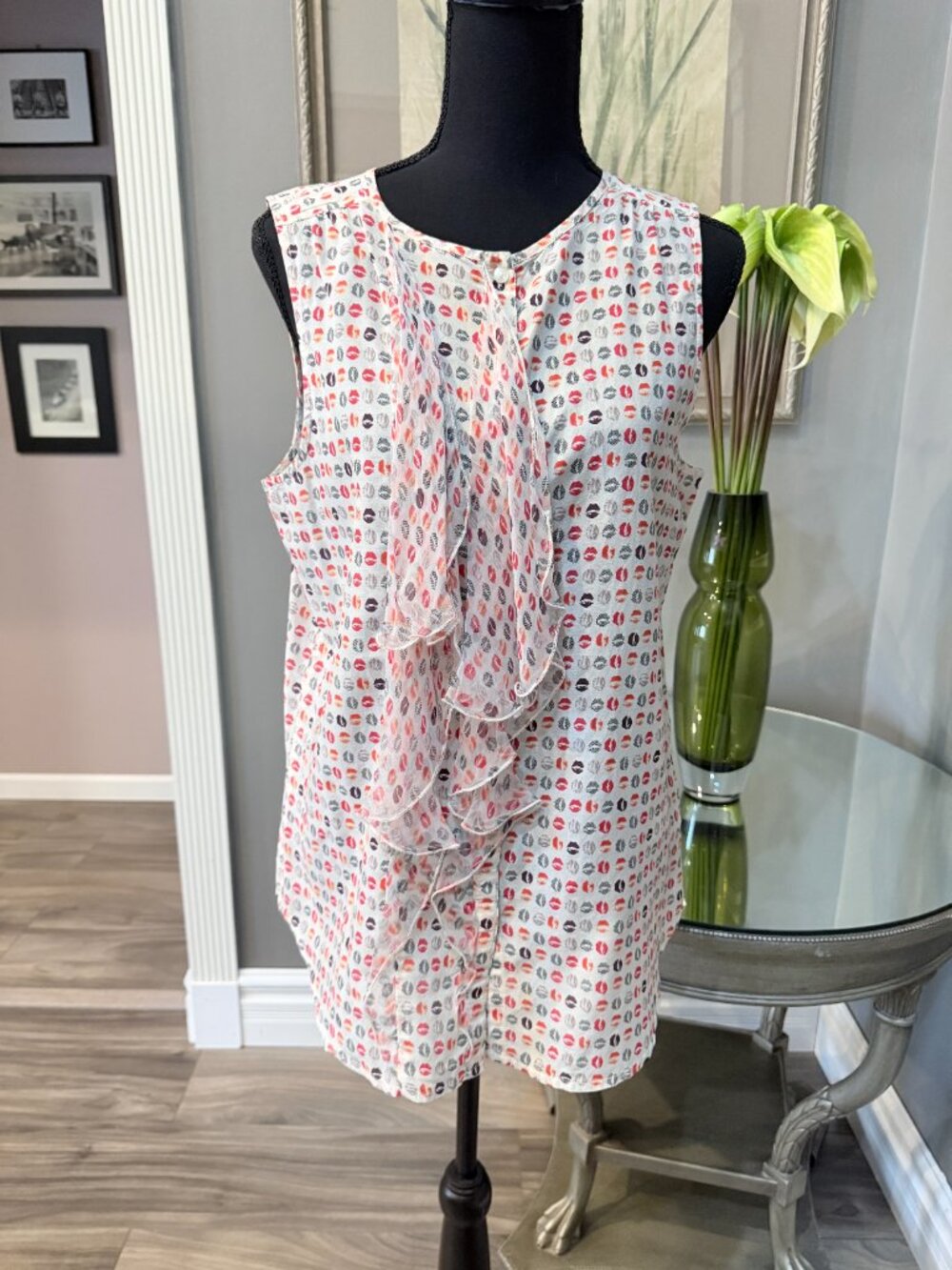 Vintage GAP Sleeveless Top with Lips Motif Size M